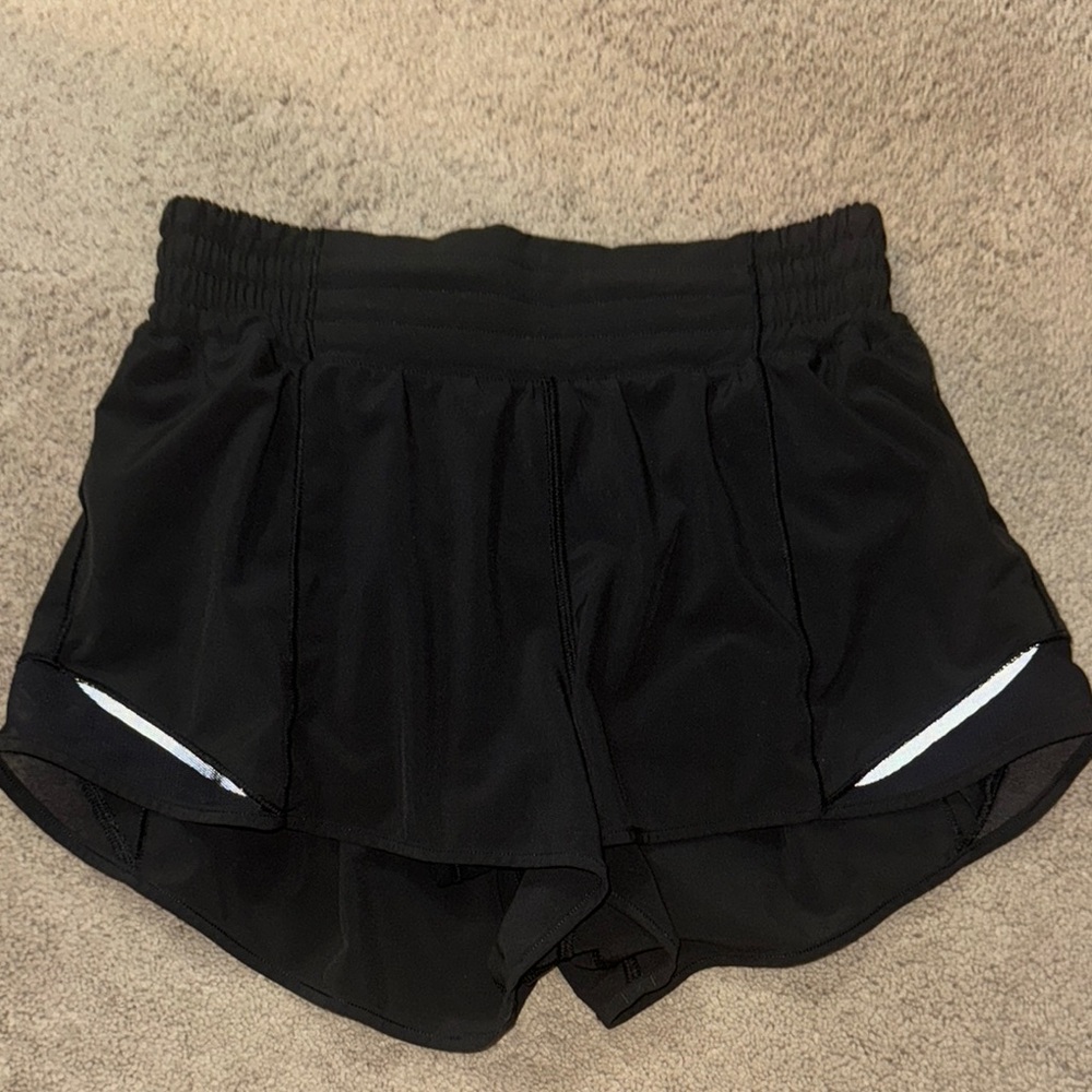 Lululemon hotty hot shorts 2.5 inch size 4